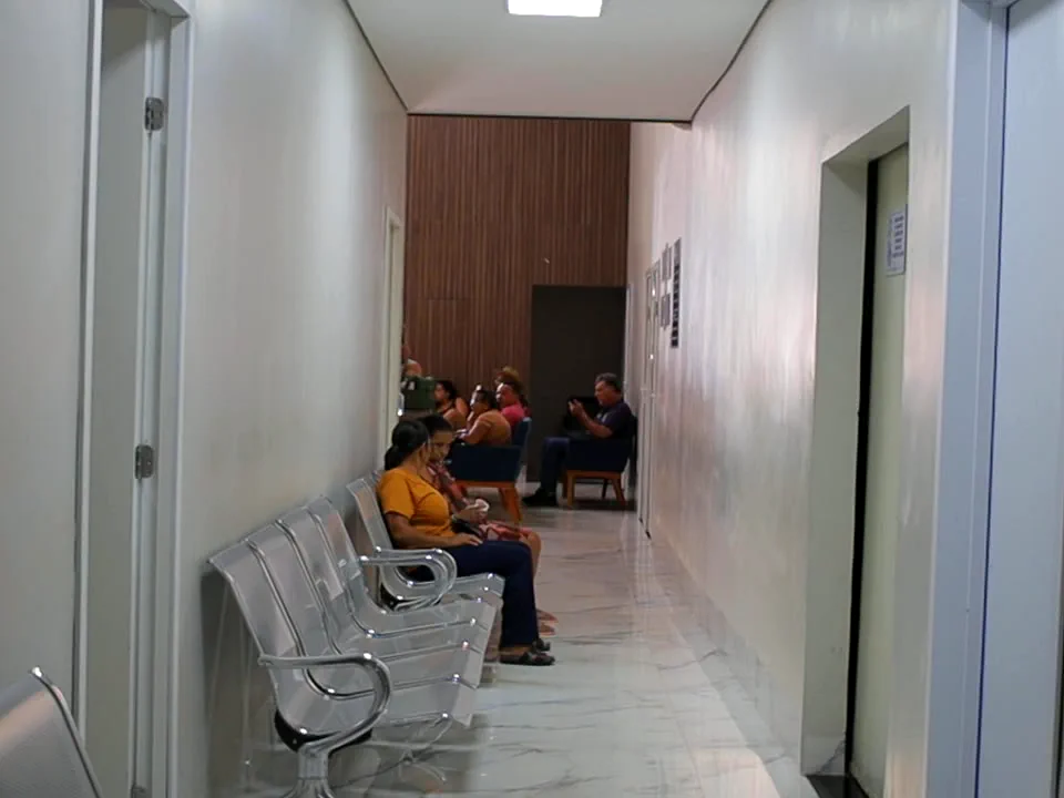 Corredor e área de espera da Clínica Brasília