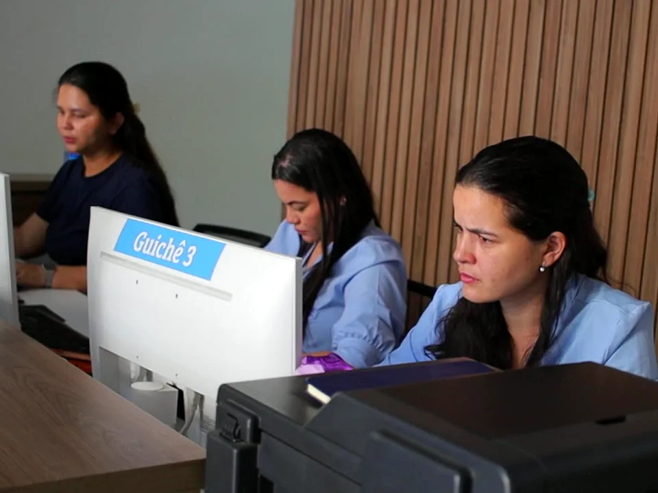 Equipe da recepção da Clínica Brasília atendendo nos guichês